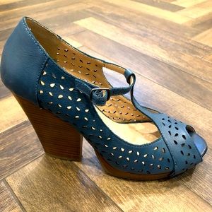 Restricted Blue leather  perforated pumps